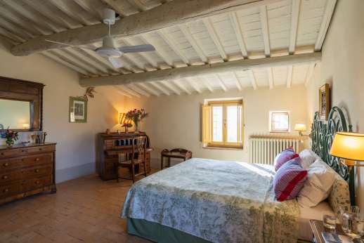 Podere Guicciardini - Ground floor double bedroom with en suite bathroom.