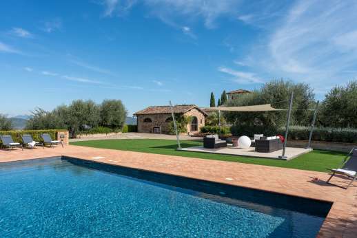 Villa Le Botti - The swimming pool is set at the very top of the private hill top, enjoying sweeping views of the magnificent countryside