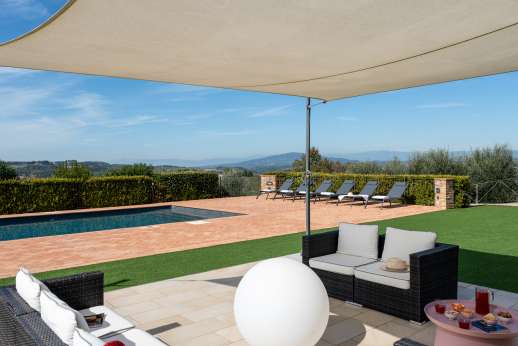 Villa Le Botti - A terrace furnished for al fresco meals.