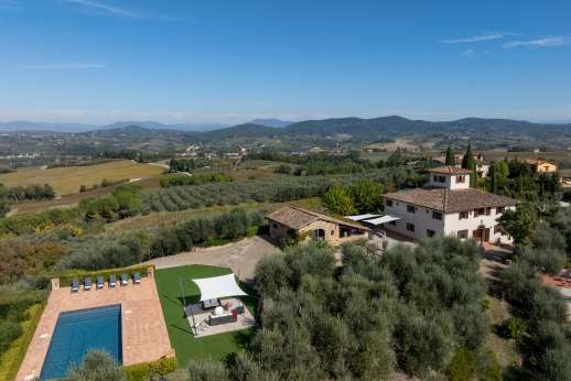 Villa Le Botti - Perched on a hill top with stunning views of the rolling Tuscan countryside