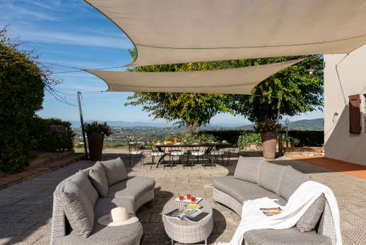 Villa Le Botti - Dine outside in the shaded paved terrace