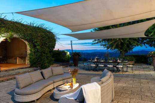 Villa Le Botti -Dinner outside on the shaded terrace