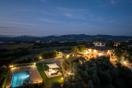 Villa Le Botti - Villa Le Botti is an imposing building surrounded by olive groves and well kept gardens.