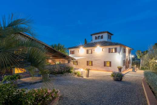 Villa Le Botti - Outdoor seating covered by a large sale