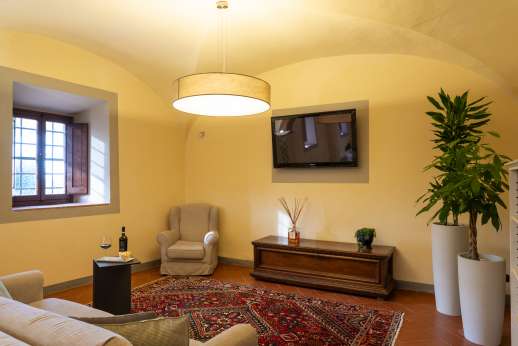 Villa Le Botti - Large living room with arches and TV area
