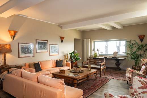 Loliondo -  A very spacious living room and an open fireplace