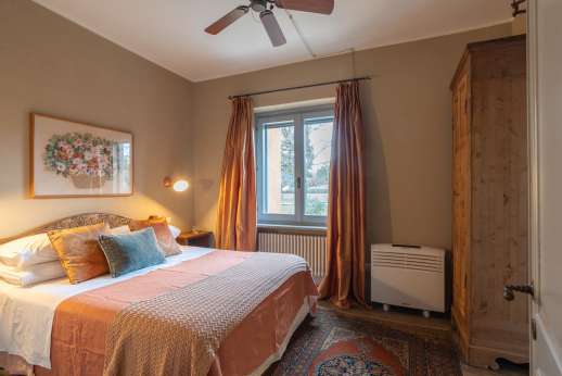 Loliondo - Double bedroom with en-suite bathroom with shower