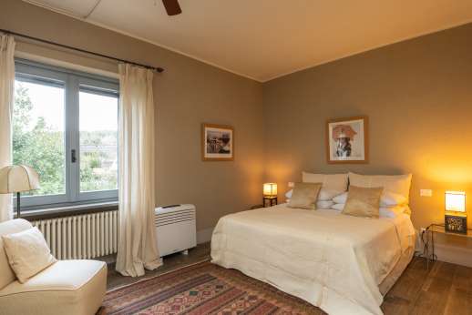 Loliondo - Double bedroom with en-suite bathroom with shower