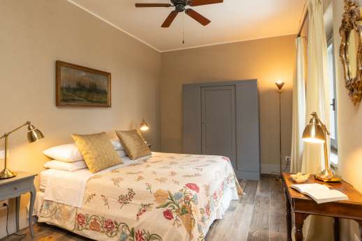 Loliondo - Double bedroom with en-suite bathroom with shower