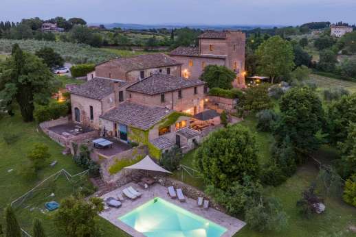 Aerial view of Villa Santa Dieci with swimming pool in the Umbrian countryside
