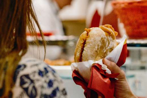 Traditional Florentine sandwich tasting on a private food tour in Florence