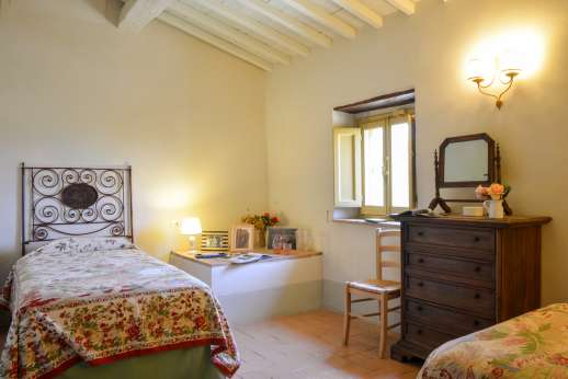 Podere Guicciardini - Air conditioned twin bedroom with shared bathroom.