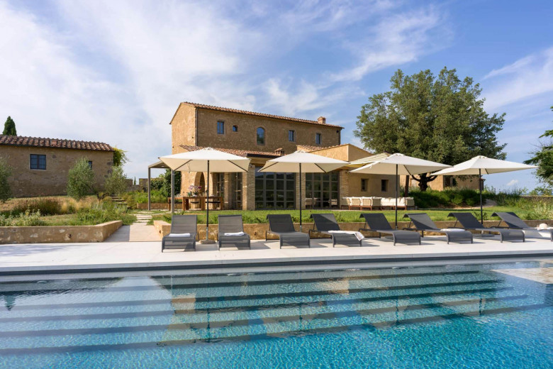 Tenute Poggiazzi is one of our most exclusive, fully-staffed villas in Tuscany, with an in-villa spa and 17m heated infinity pool