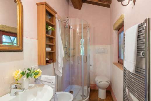 Podere Celli - Ensuite bathroom with bath.