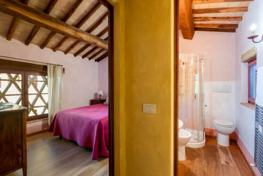 Podere Celli - Bedroom and bathroom