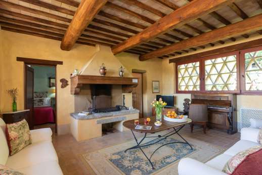 Podere Celli - Piano in the open plan sitting room next to the dining area