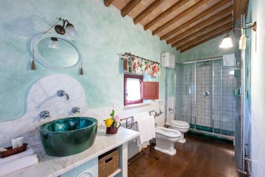 Podere Celli - En suite bathroom.