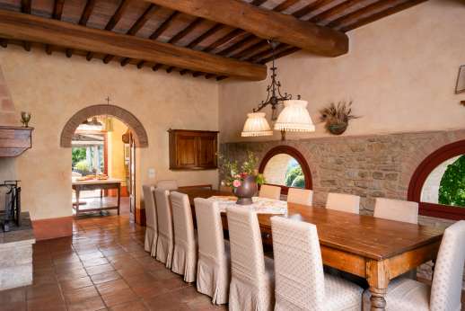 Podere Celli - Dining table in the open plan sitting room.