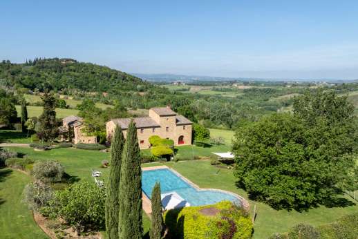 Podere Celli - Set on a beautiful winding road minutes from Barberino Val d'Elsa, Podere Celli is the ideal setting for a holiday that combines pure relaxation.