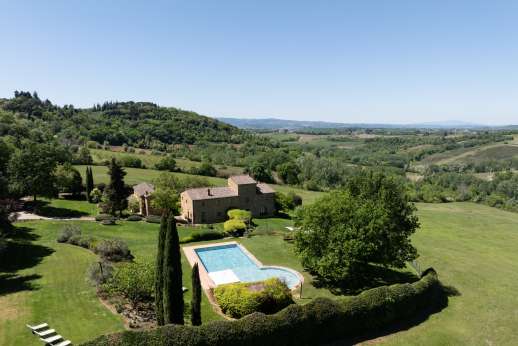 Podere Celli - The large courtyard with magnificent views