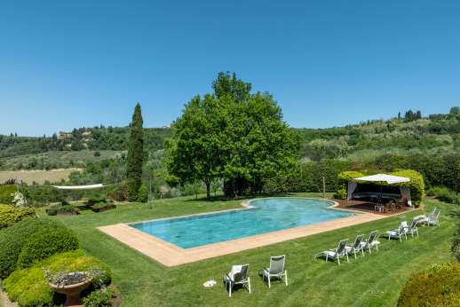 Podere Celli - A large garden with extensive lawns wraps around the house and swimming pool