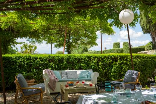 Villa Caprolo - Outdoor seating by the dining area and by the chapel