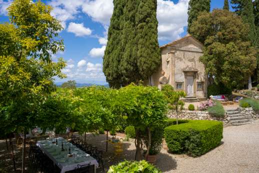 Villa Caprolo - Outdoor dining and sitting area ideal for relaxing and dining al fresco.
