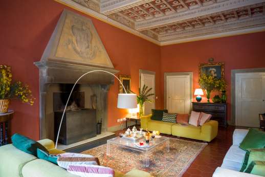 Villa Caprolo - The large living room with a fireplace.