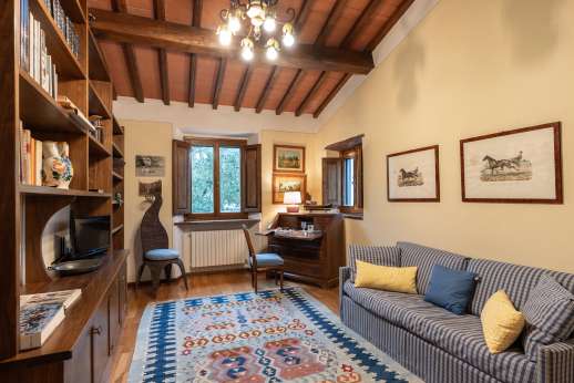 The Estate of Petroio with Staff and Cook - The relaxing four poster bed.