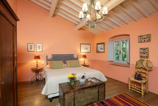 The Estate of Petroio with Staff and Cook - Air-conditioned twin bedroom with an en suite bathroom.