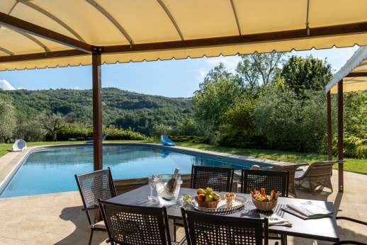La Villa di Petroio - A shady gazebo for lounging and dining