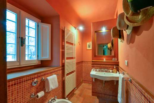La Villa Di Petroio - Service bathroom at the entrance of the main house.