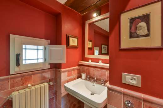 La Villa Di Petroio - The bathroom servicing the twin bedroom.