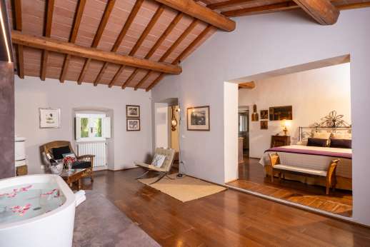 La Villa Di Petroio - View back towards the large and beautiful first floor bedroom