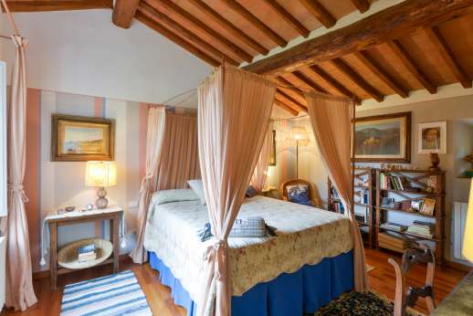 La Villa Di Petroio - Air conditioned four poster double bedroom in the west wing.