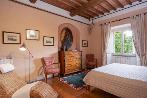 La Villa di Petroio - Outside shaded seating and sun loungers