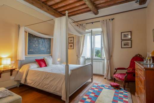 La Villa Di Petroio - Four poster double bedroom in the east wing.