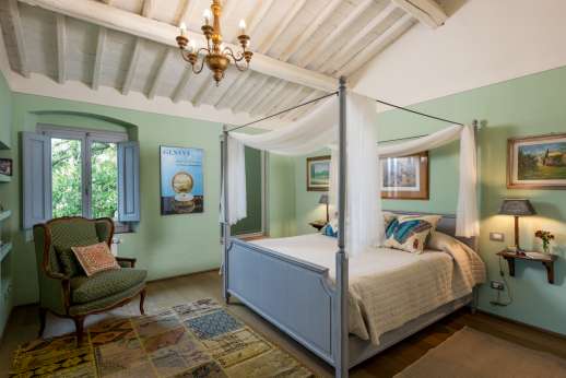 Staffed weddings at The Estate of Petroio - Air-conditioned double bedroom with an ensuite bathroom with bath and separate shower.