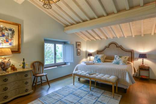 Staffed weddings at The Estate of Petroio - Air-conditioned twin bedroom and with an ensuite bathroom.