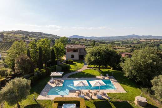 Il Chiesino - he private swimming pool, 7x 12m/22 x 38 feet, is set 30m/yards from the villa with an adjacent above-ground hot tub
