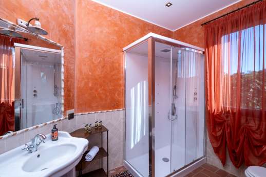 Il Chiesino - The en suite bathroom with with a hydromassage bath.