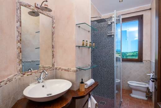 Il Chiesino - The shared bathroom with shower.