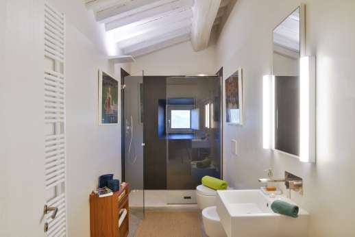 Il Molinaccio - Huge shower in the en-suit bathroom of double bedroom on the right