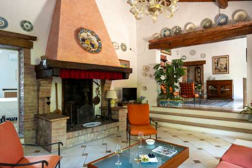 Diaspero - Upper ground floor sitting area with a fireplace leading