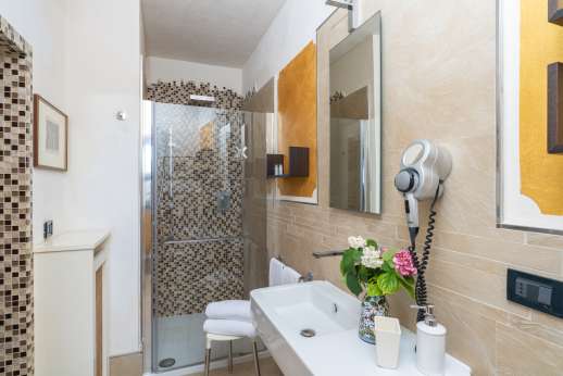 Diaspero - En-suite chromotherapy bathroom with shower