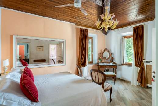 Diaspero - Upper ground floor air-conditioned double bedroom with ensuite chromotherapy bathroom with shower