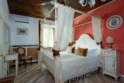 Diaspero - Upper ground floor air-conditioned double bedroom with ensuite chromotherapy bathroom with shower