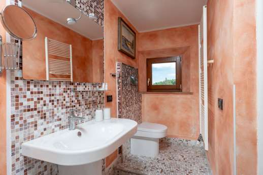 Diaspero - Upper ground floor air-conditioned double bedroom with ensuite chromotherapy bathroom with shower