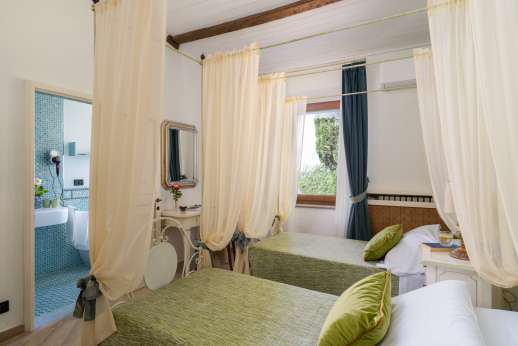 Diaspero - Upper ground floor air-conditioned twin bedroom with ensuite chromotherapy bathroom with shower