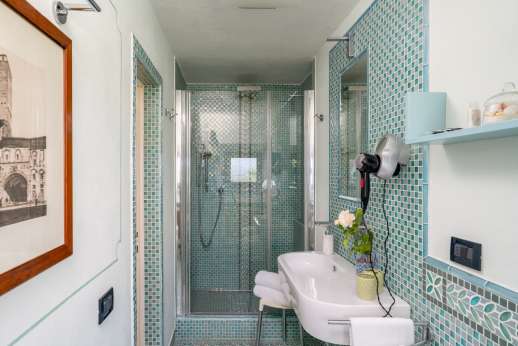 Diaspero - Upper ground floor air-conditioned twin bedroom with ensuite chromotherapy bathroom with shower